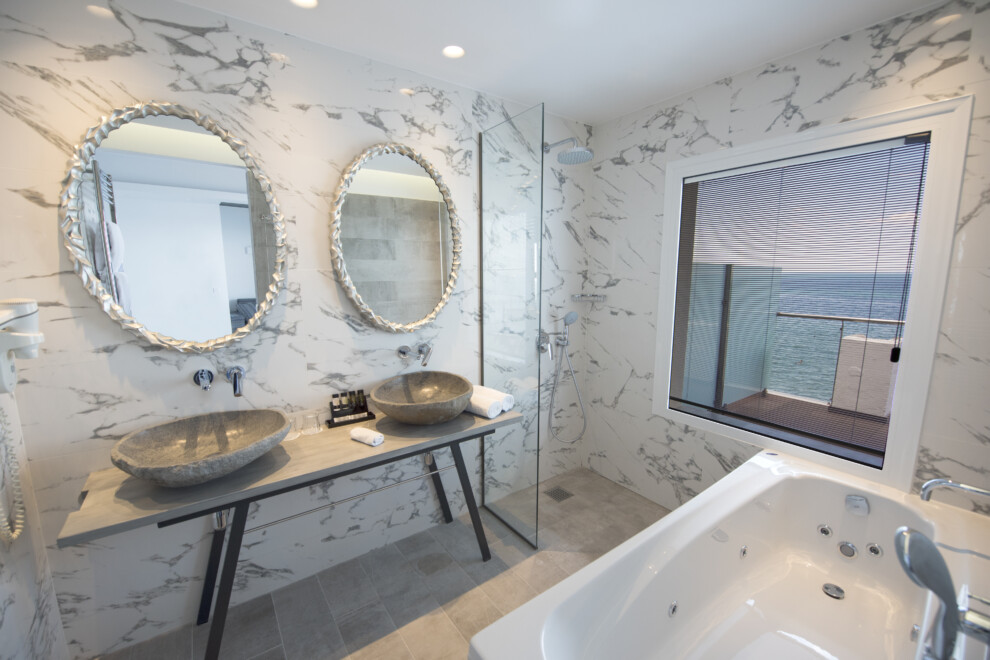 4. Aeolus Coco-mat Suite Panoramic Sea View