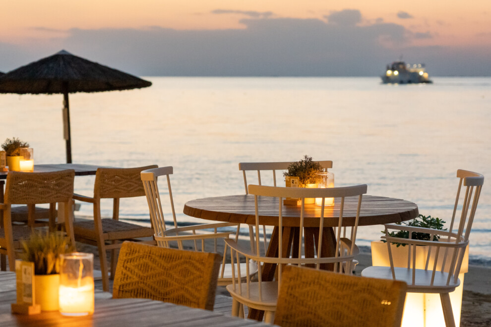 Outdoors All Bar-Restaurant