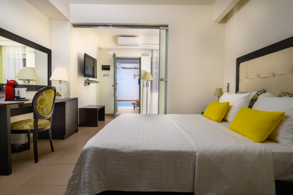 suite shared pool indoor 2