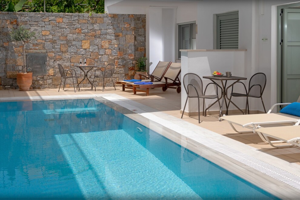 suite sharing pool outdoor