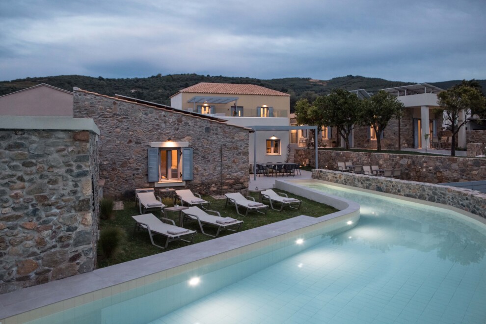 04. Η Πισίνα το Βράδυ - Our Pool the Evening