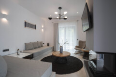 12. Θάλασσα Καθιστικό & Μπαλκονόπορτα - Thalassa Living Room & Balkony Door