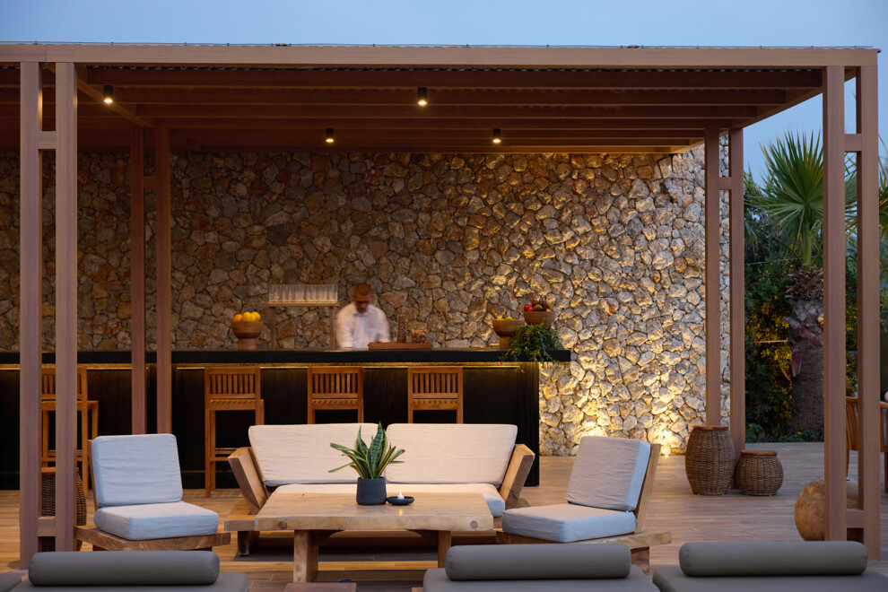 Lango_OutdoorBar